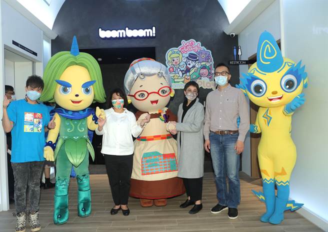 嘉义市长黄敏惠 （左三）、公视节目部经理于蓓华（右三）与in89执行长蔡政宏（右二）出席嘉义in89公益放映活动，与水果奶奶、妖怪大偶合照。（公视提供）