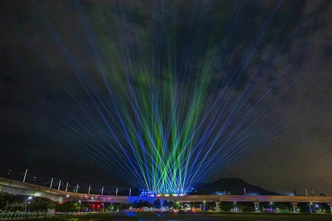 淡海輕軌通車3周年，新北捷運公司與JR九州合作推出光影列車秀「光之所向」今（15日）晚間正式登場首秀。（新北捷運公司提供）