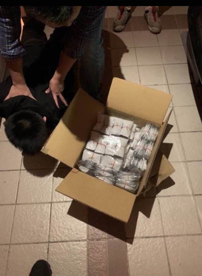 24岁钟姓男子日前以「只玩音乐」为术语，在网路中寻找同好，新北市中和警分局网路巡逻发现，邀约钟嫌面交，当场查获1000包毒咖啡包。（翻摄画面）