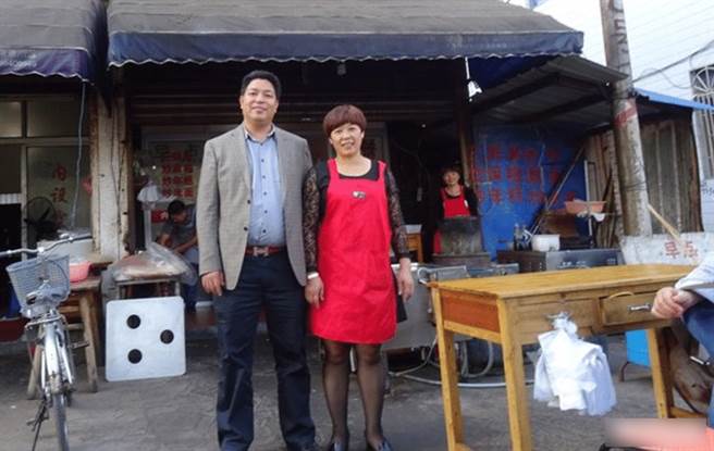 何荣峰与戴杏芬的故事被拍成电影《一辈子的姐弟》。（图／翻摄自微博）