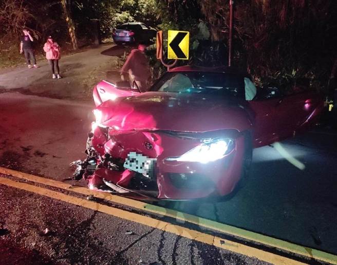 陳男的車輛先與對向44歲盧姓男子駕駛的汽車對撞，又波及到2名友人的車輛，所幸僅車頭嚴重扭曲變形，未有人員傷亡。（翻攝畫面）