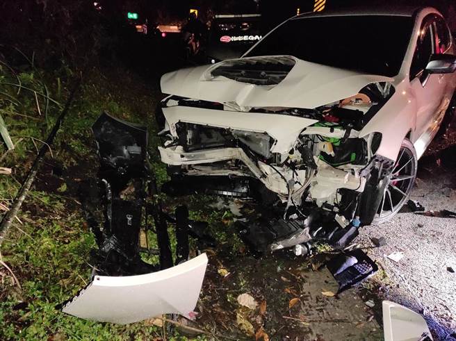 陳男的車輛先與對向44歲盧姓男子駕駛的汽車對撞，又波及到2名友人的車輛，所幸僅車頭嚴重扭曲變形，未有人員傷亡。（翻攝畫面）
