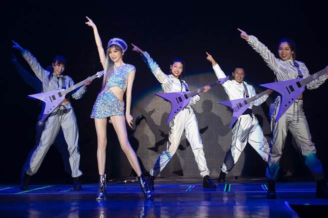 王心凌在高雄巨蛋開唱，造型亮眼。（天晴娛樂提供）