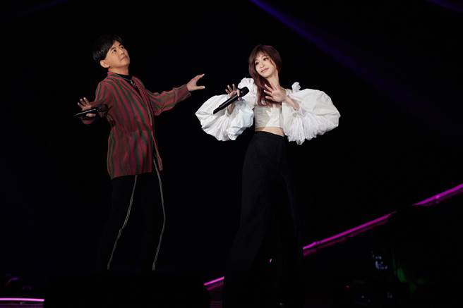 王心凌昨在高雄巨蛋開唱，邀來黃子佼擔任嘉賓。（天晴娛樂提供）