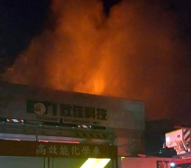 位於新竹縣湖口工業區內的致佳科技公司15日晚間失火。（翻攝臉書社團《新竹人新竹事》）