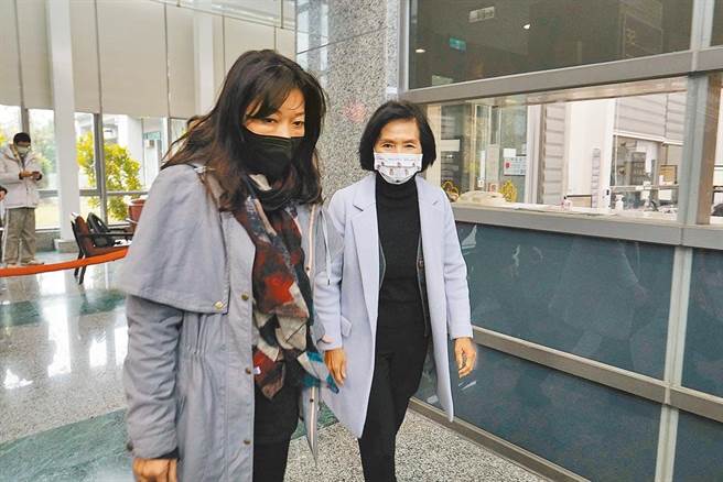 宜蘭縣長林姿妙（右）14日凌晨4時47分，被帶往宜蘭地檢署複訊，直到上午9時12分無保請回，她以「謝謝」兩字回應外界關心。（資料照，李忠一攝）