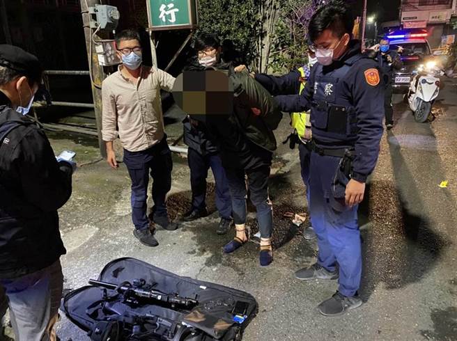 不配合拦检还袭警，勇警对空鸣6枪将人制伏。(警方提供)
