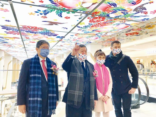 新竹县长杨文科（自左至右）、远东集团董事长徐旭东、远百总经理徐雪芳、远东集团创新长徐国安14日同台为竹北远百店开箱试营运。图／李丽满