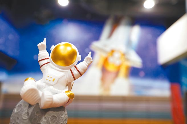 台中凤凰酒店精心打造「星际乐园主题楼层」，有太空火箭探索乐园、宇宙漫步银河探索乐园、角色扮演区、彩虹竞赛车道等设施。图／台中凤凰酒店