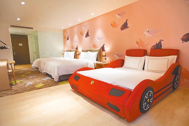 卡乐亲子主题客房家庭房房型，设有主题跑车儿童床。图／台中凤凰酒店