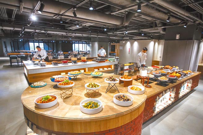 台中凤凰酒店内「凤凰食号」，供应时段为早午餐上午7点到下午1点，主打台湾古早味、日、韩、西式等多国料理。图／台中凤凰酒店