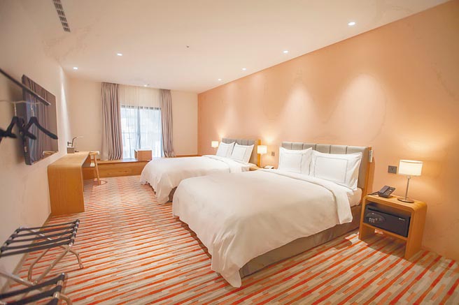 都会设计风格的豪华家庭房，每房配备大型液晶挂墙电视，享免费电影观赏。图／台中凤凰酒店