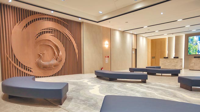 大厅的大片屏风，象徵着凤凰展翅飞翔，特殊的纹理及优雅的气质，搭配流线型沙发座位很时尚。图／台中凤凰酒店