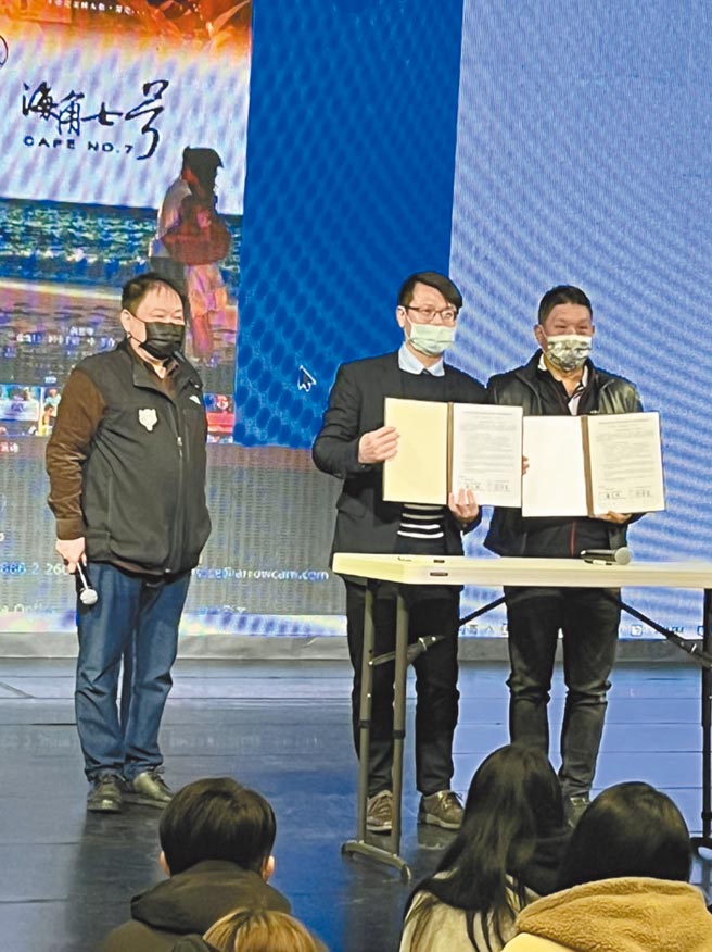 醒吾流行艺术学院院长舒宗浩（左起）、副校长锺志明及阿荣片厂董事长林添贵，共同签署产学合作联盟。图／醒吾提供