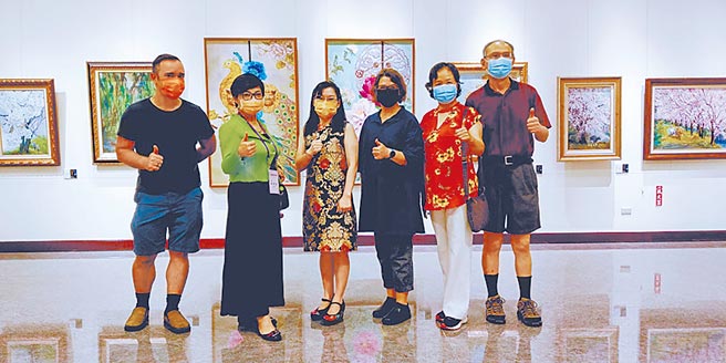 臺湾美学学会理事长林翊佳（左二）、郭艶雅（左三）与美国Fulbrightc海外学人赏画来宾合影。图／臺湾美学学会提供