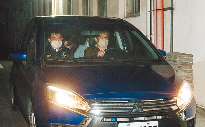 宜兰地检署指挥廉政署搜索宜兰县政府等30余处，县长林姿妙昨获无保请回。对此，立委陈欧珀表示，民进党在宜兰不会做政治操作。图为林姿妙（右后）遭漏夜侦讯后一脸疲累地被移送宜检复讯。（郭吉铨摄）