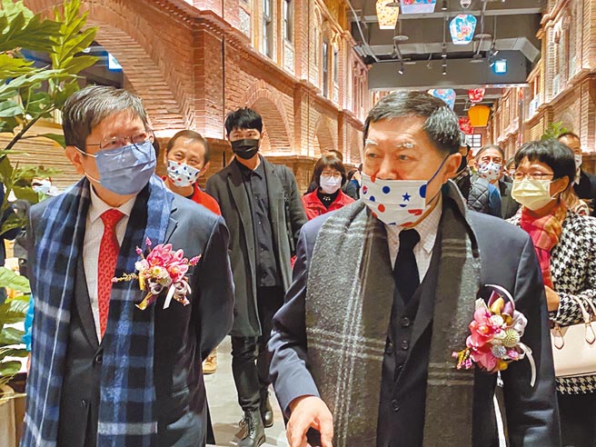 远百竹北店昨举办试营运，远东集团董事长徐旭东（右）与新竹县长杨文科（左）巡视商场后，准时于12点共同开箱，迎接第一批顾客。                               （洪凯音摄）