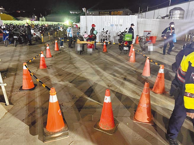 台积电新建工程机车停车场14日傍晚发生爆炸意外，陈姓外包商发现自己的机车被放置不明物品，取出后竟爆炸。（民眾提供／邱立雅竹市传真）