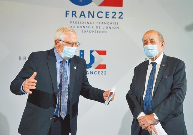 2022年1月13日，在法国布勒斯特举行的欧盟27国外长非正式会议后，欧盟外交政策负责人（左）和法国外长发表谈话。（美联社）