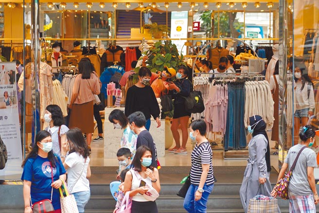 2021年香港的经济成长率可望达到6.4％，扭转连续两年的经济衰退。图为香港铜锣湾一间生意兴隆的服装店。（中新社）