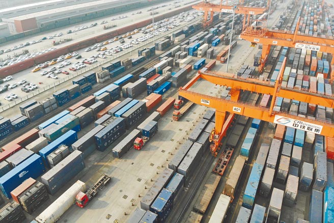 中国民营企业进出口总值占整体的比重由2001年的6.1％显着提升至2019年的42.7％，成为中国第一大外贸主体，2021年这一比重更提升至48.6％。图为成都国际铁路港。（中新社资料照片）