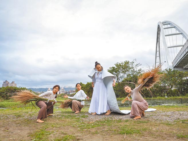「新北湿地艺术季」16日将推出舞蹈生态系创意团队Dancecology编排的「湿地女神动次动」舞蹈。（新北市高滩处提供／王扬杰新北传真）