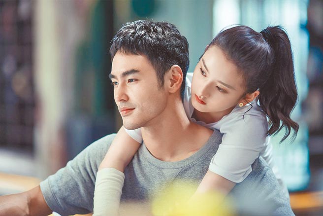 阮经天（左）和宋祖儿主演陆剧《舌尖上的心跳》。（爱奇艺国际站提供）