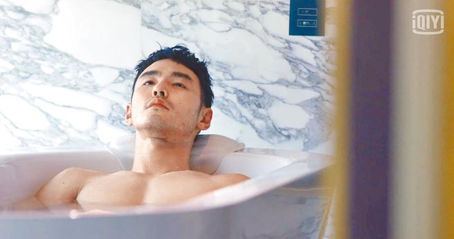 阮经天在《舌尖上的心跳》首集中泡澡露胸肌。（爱奇艺国际站提供）