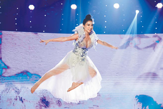 女星张家玮一身性感装扮，大胆挑战6米高空吊钢丝跳舞。（民视提供）