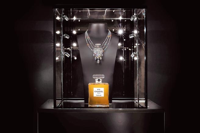 香奈儿为欢庆N°5香水诞生百周年打造的「55.55项炼」，是品牌典藏的非卖品，全球仅在三个城市展出，台北即是其一，主石为55.55克拉祖母绿形切割钻石。（香奈儿提供）