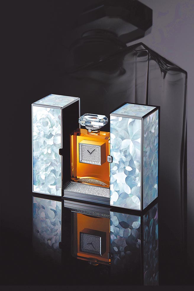 香奈儿N°5座钟，瓶身以黄水晶打造，价格店洽。（香奈儿提供）