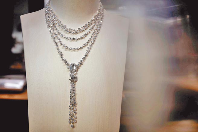 香奈儿ETERNAL N°5可转换式项炼是展场最具代表性的作品，1亿8478万7000元。（香奈儿提供）