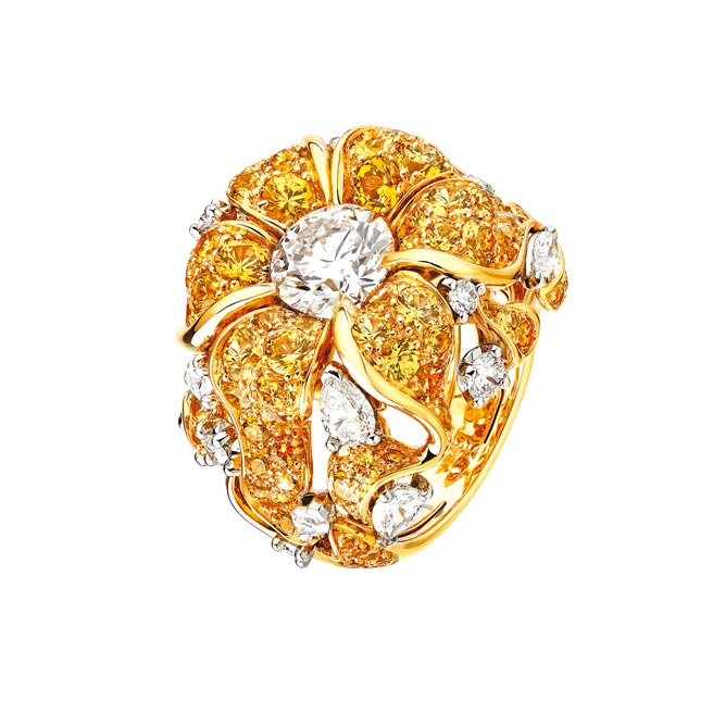 香奈儿Ylang Ylang戒指，钻石、黄色蓝宝石等，1184万元。（香奈儿提供）