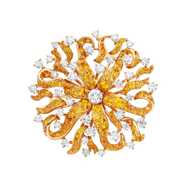 香奈儿Ylang Ylang胸针，钻石、黄色蓝宝石等，693万6000元。（香奈儿提供）