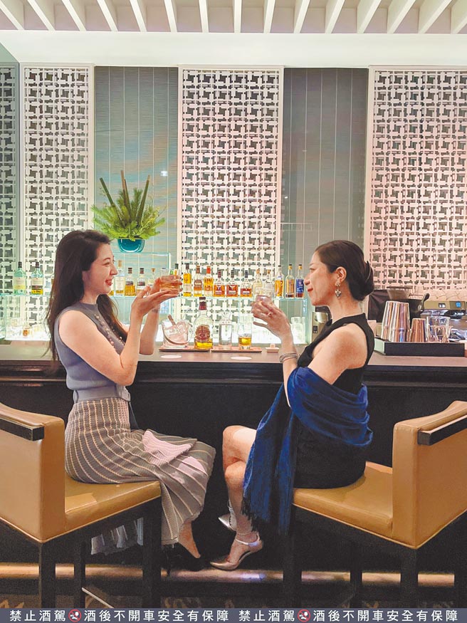 「晶‧华灯初上」的专案房客可在晶华酒店的上庭酒廊，享受有经典佳酿与现场演唱的夜晚。（台北晶华酒店提供）饮酒过量 有害健康