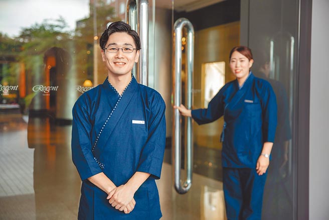 「晶‧华灯初上」专案安排熟知条通文化的日籍管家，带领房客走访《华灯初上》拍摄景点，并认识条通文化。（台北晶华酒店提供）