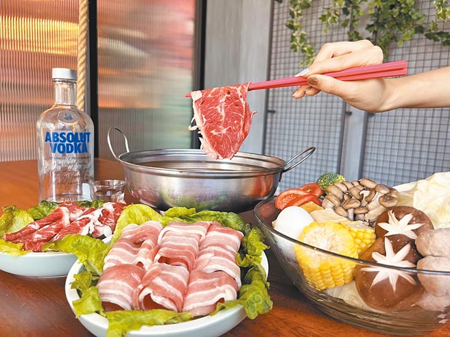 台中丰邑Moxy酒店在农历春节檔期推出「偎围炉 Hearty Hot Pot」火锅专案，让宾客在华美的復古场景中用餐。（台中丰邑Moxy酒店提供）饮酒过量 有害健康