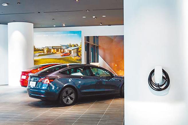 竹北体验店展示Tesla电动车与壁挂式充电座。（Tesla提供）