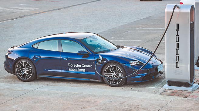 保时捷全新Turbo Charging高速充电站于屏东北基枫港加油站正式启用。（台湾保时捷提供）