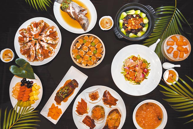 台北W饭店推出2022年夜饭「W抵家啦」专案，各式年菜丰盛。（台北W饭店提供）