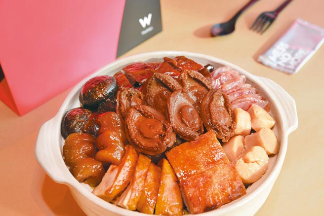 常温外带年菜「紫艷特制港式盆菜」，可品尝锅满盆满的奢华珍馔。（台北W饭店提供）
