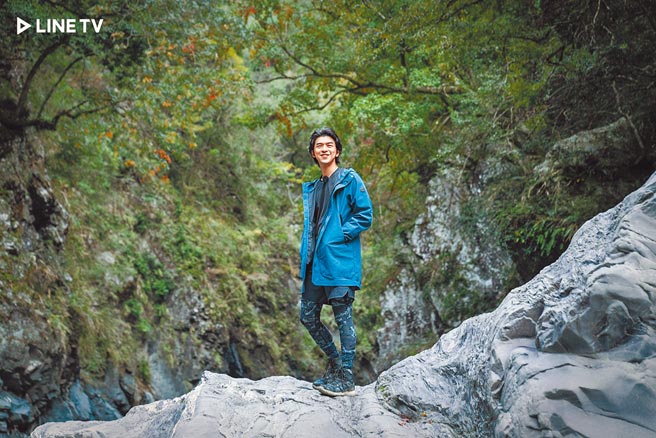陳柏霖為《極島森林》踏上為期1個月的生態之旅。（LINE TV提供）