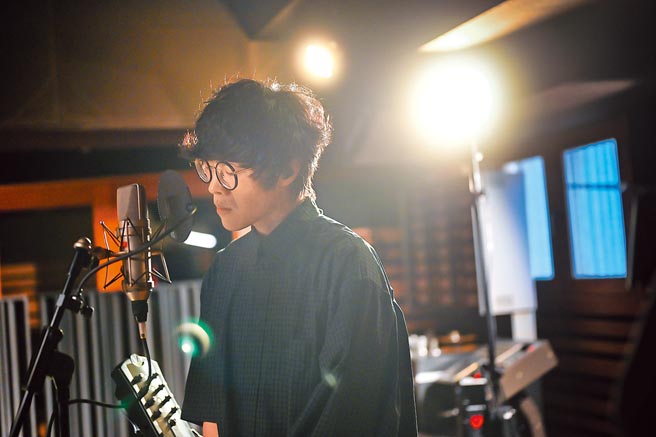 卢广仲暖声献唱《诸葛四郎－英雄的英雄》电影主题曲〈英雄〉。（牵猴子提供）