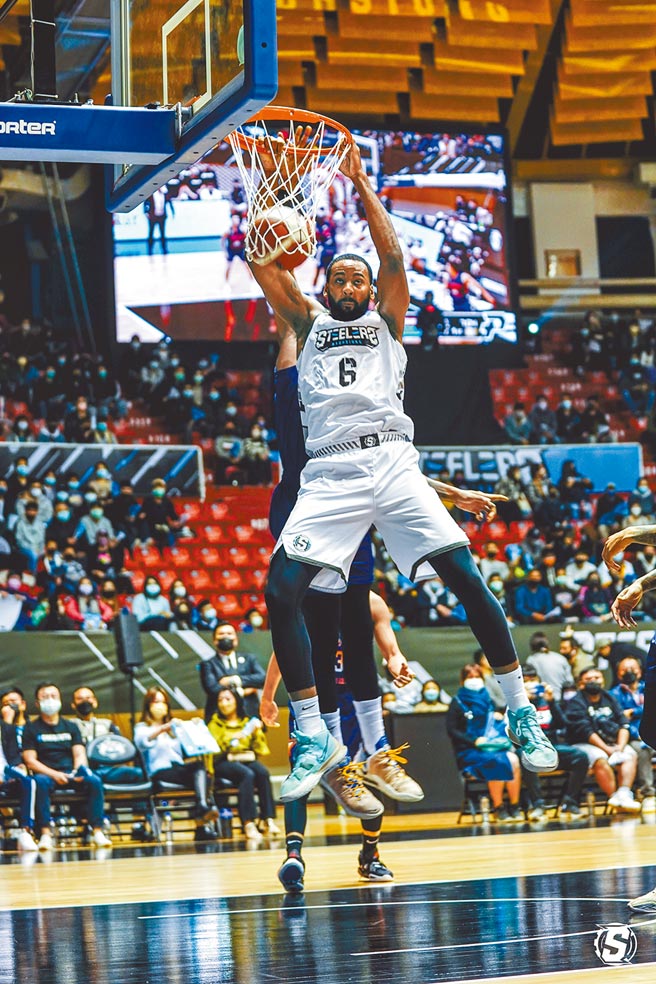 钢铁人洋将班森双手猛力灌篮。（高雄钢铁人提供）