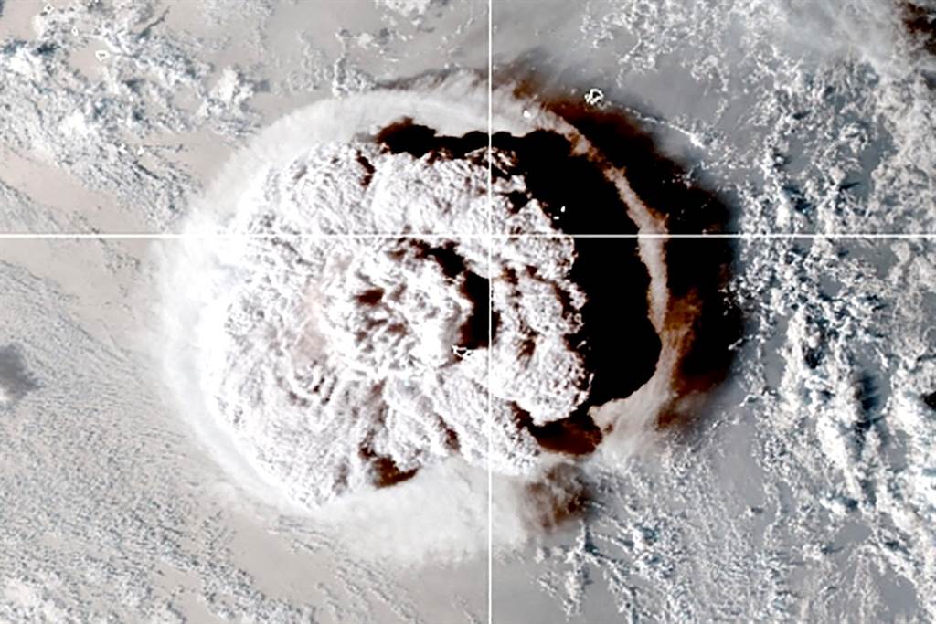 東加海底火山爆發炸出蕈狀雲。（圖／路透社、美國國家海洋暨大氣總署）
