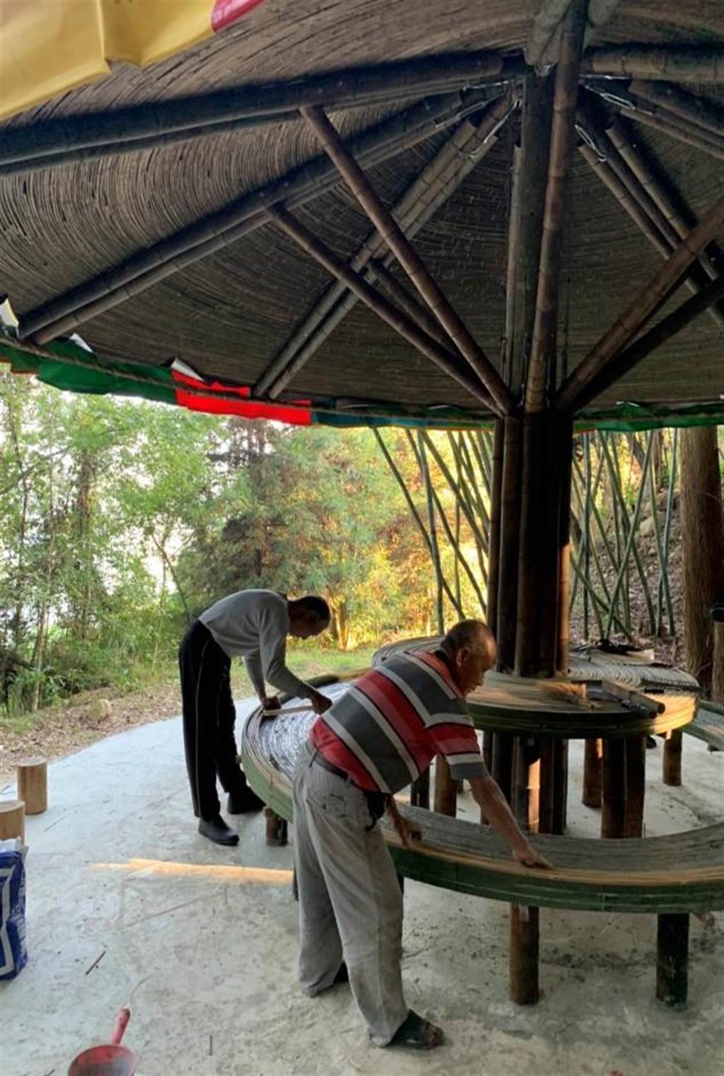 石壁文化發展協會則在石壁的一處杉木林空地，搭建具有茶屋功能的竹製「石壁驛站」，讓旅人休息、泡茶，也展現當地師傅精緻的竹工藝技術。（雲林縣政府提供）