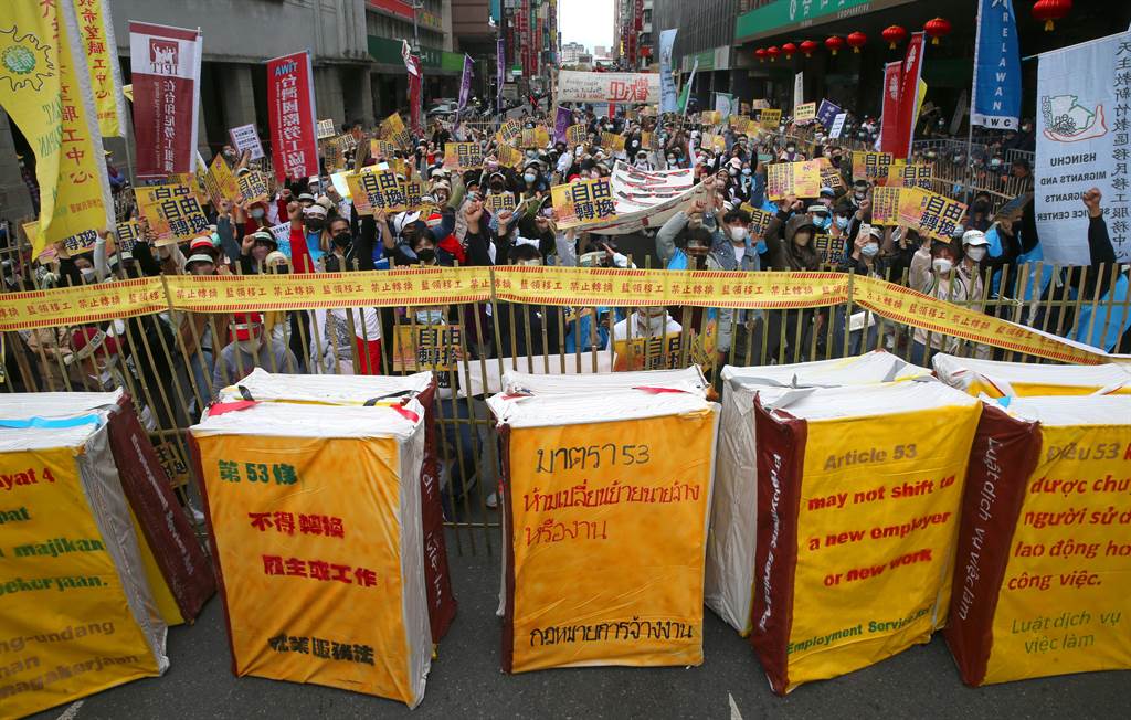 台灣移工聯盟發起「我要自由轉換」移工大遊行，遊行最後，移工進入在勞動部門口架起的竹柵欄，象徵自由轉換雇主權益遭剝奪。（陳君瑋攝）。