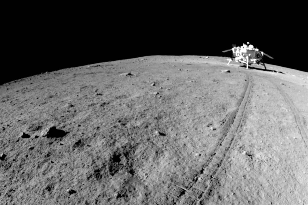 玉兔号月球车拍摄嫦娥4号测测器。图/SCMP(photo:ChinaTimes)