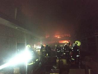 樹林工廠全面燃燒 出動70輛消防車搶救
