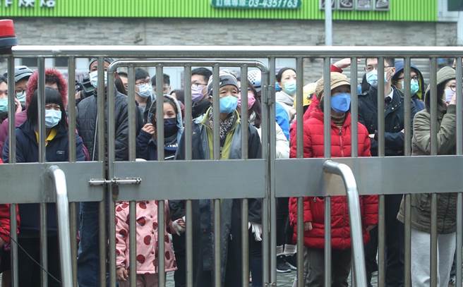 有个案同住家人就读桃园市平镇区东安国中，全校採检结果皆为阴性，17日起恢復正常上课。图为桃园市中坜区国小宣布停课不停学两周，家长前至学校接小孩，挤爆校门口。（陈怡诚摄）